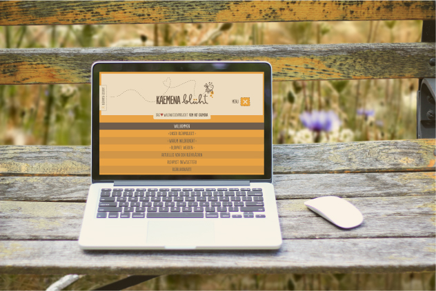 Laptop auf dem die Website von Kaemena blüht zusehen ist