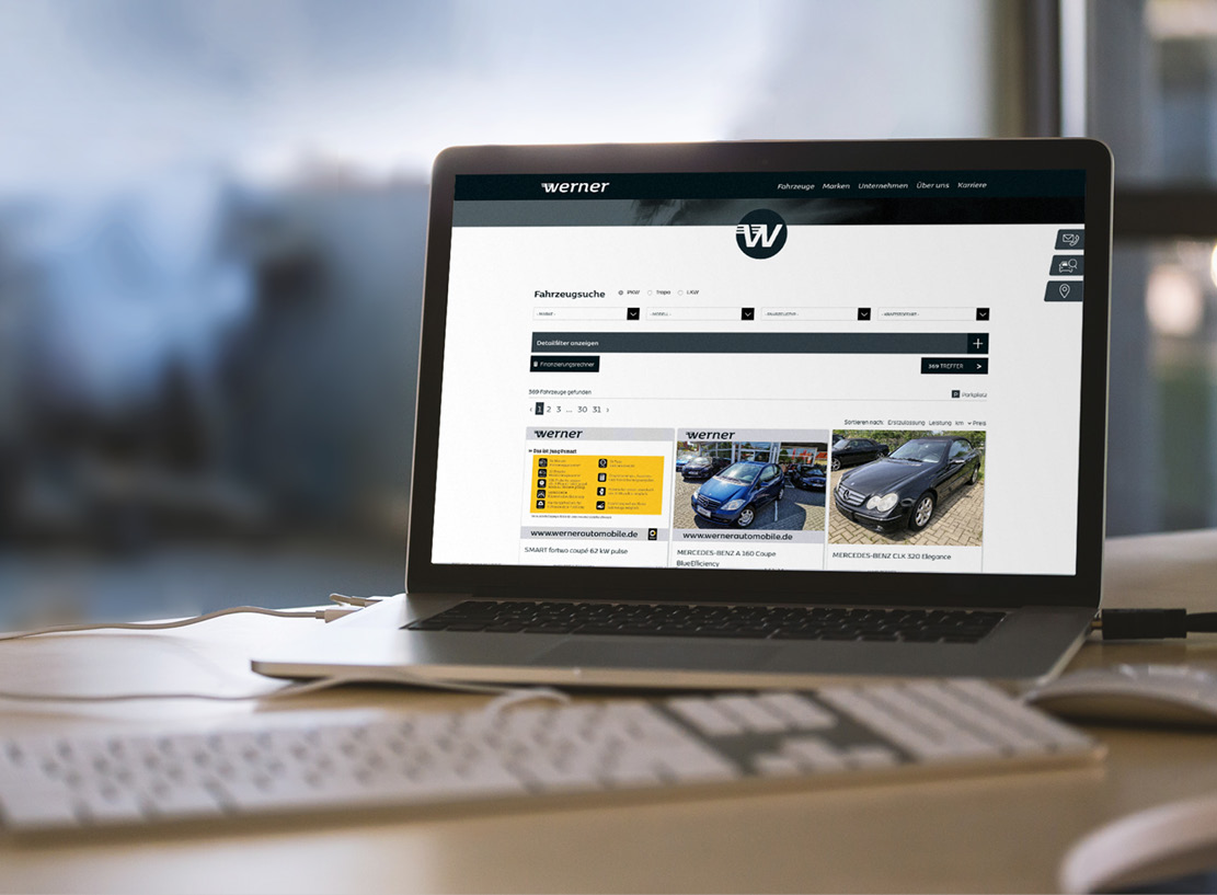Laptop auf dem die Website der Werner Holding GmbH zusehen ist