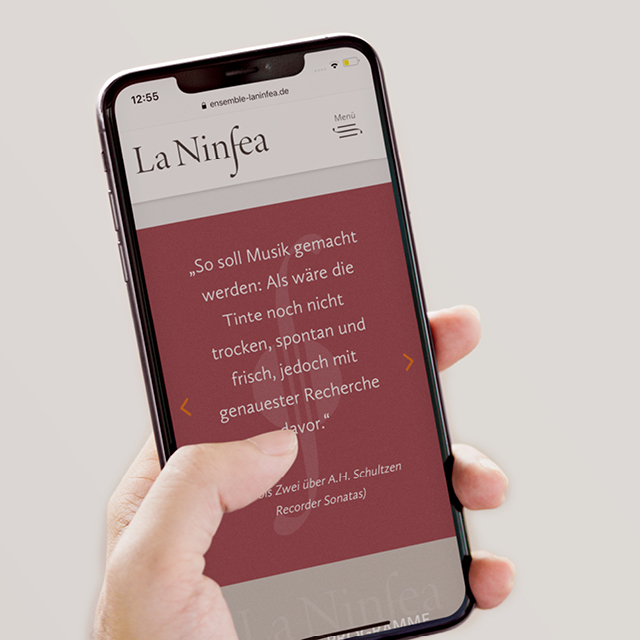 Handy mit La Ninfea Website auf dem Bildschirm