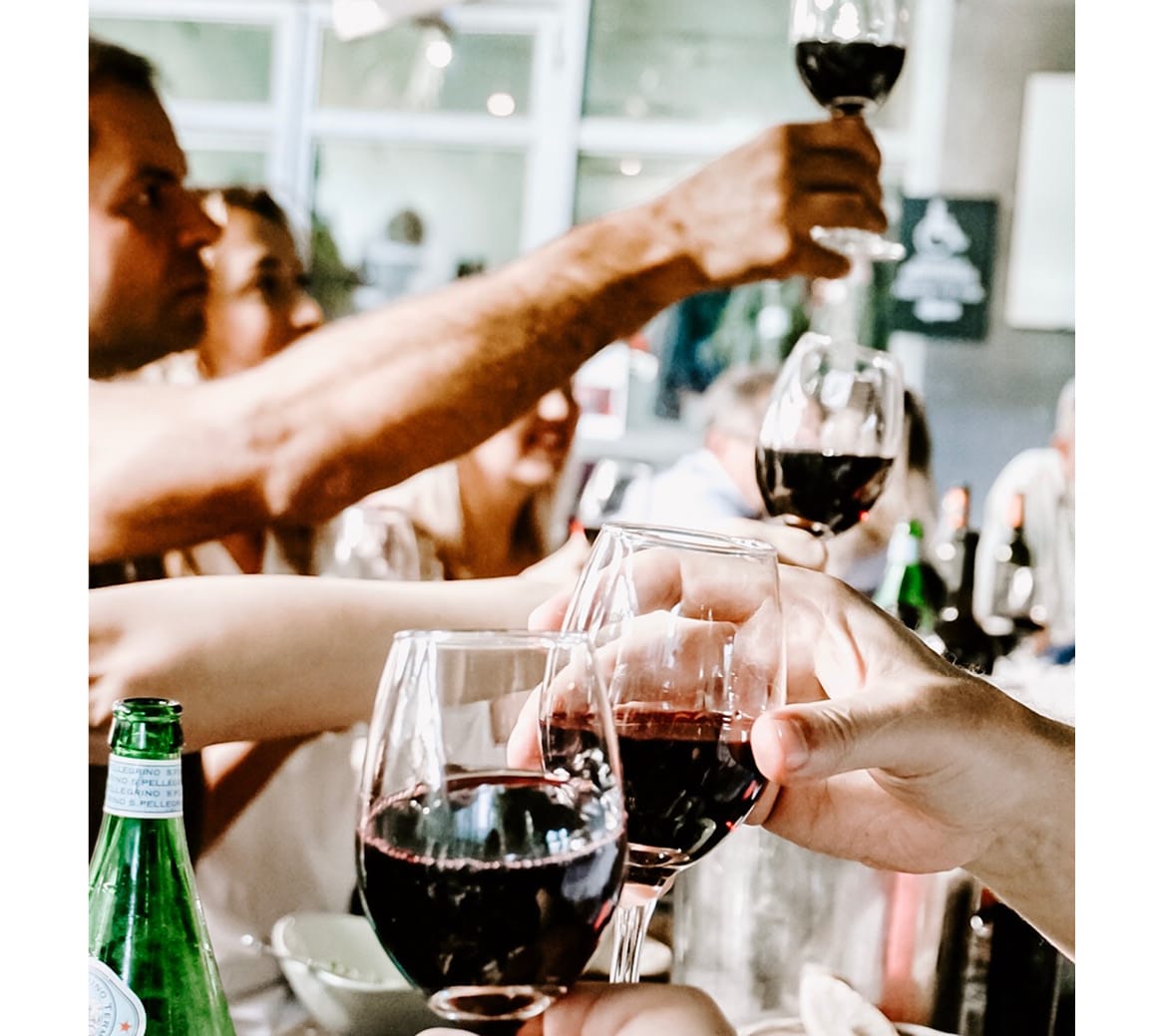 vivo lo vin Anstoßen Menschen die mit Wein anstoßen