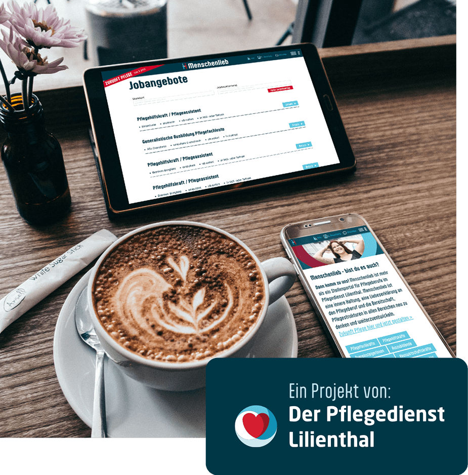Geöffnete Menschenliebseite auf einem Tablet und einem Smartphone liegen neben einem Kaffee auf dem Tisch