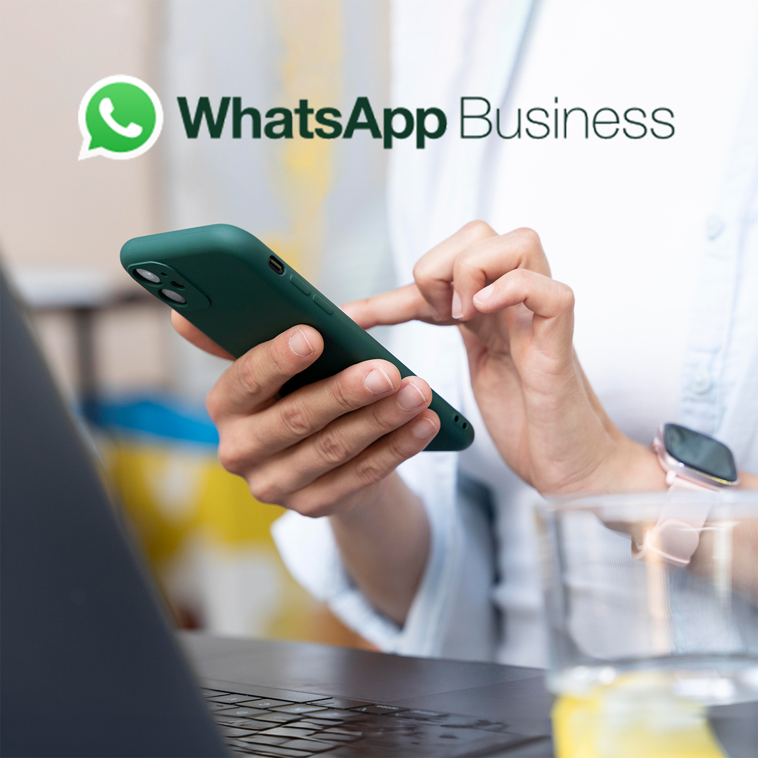 WhatsApp Integration WhatsApp, Hand mit Smartphone