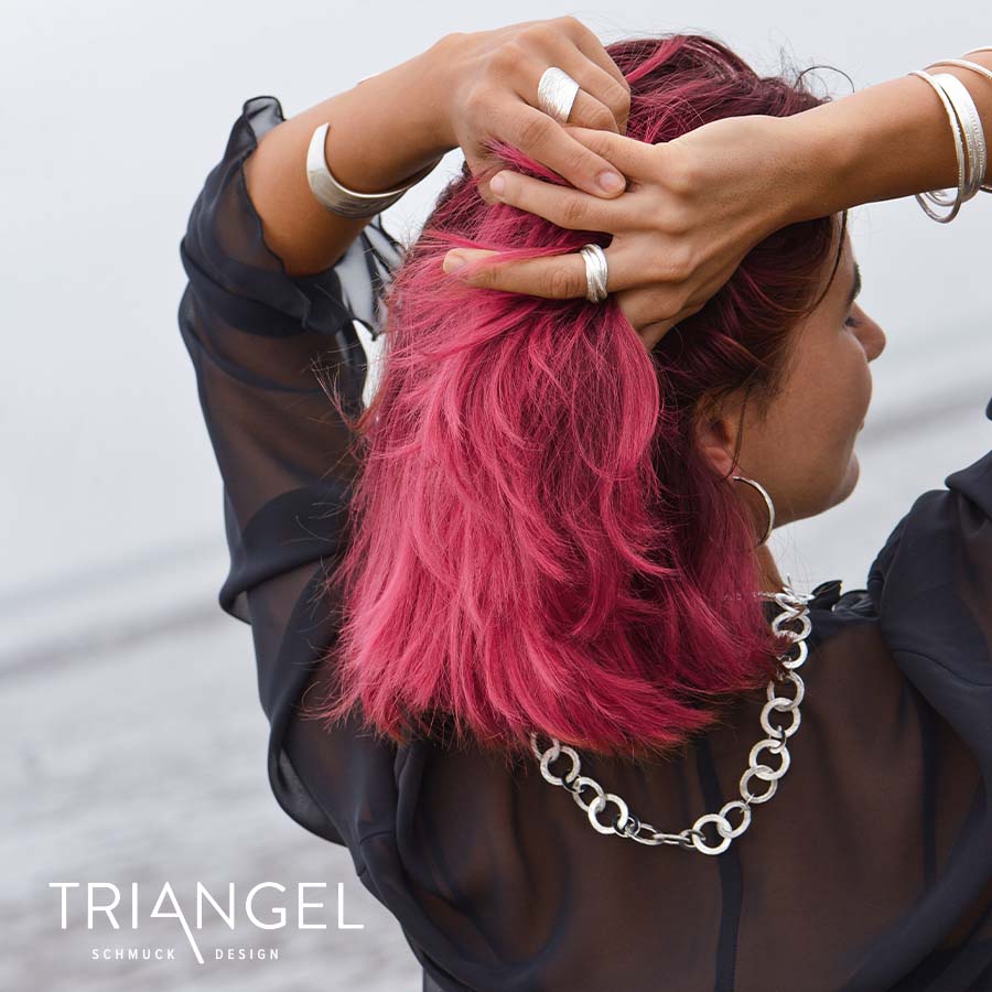 Frau trägt Triangel - Schmuck