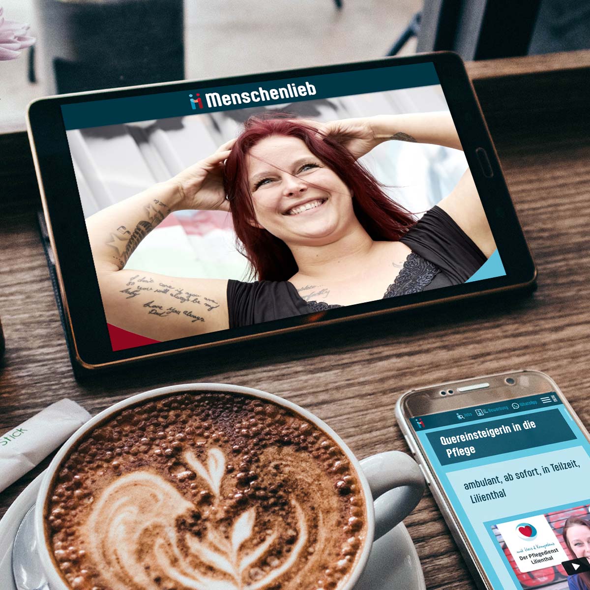 Ein Tisch auf dem ein Kaffee und zwei digitale Geräte auf denen die Jobsseite „menschenlieb" geöffnet ist